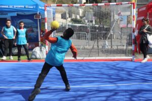 « Provence Terre de Sports » à l’Hôtel du Département : un jeune joue au handball
